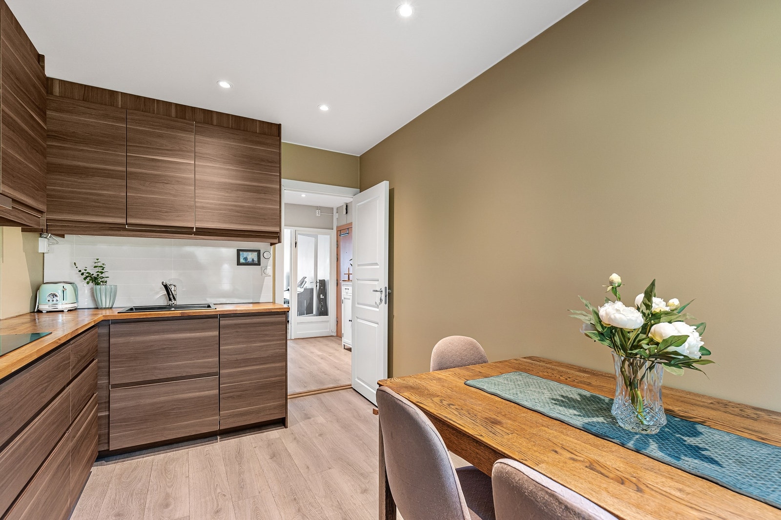 Av integrerte hvitevarer er oppvaskmaskin, stekeovn og induksjonsplatetopp. Galleribilde