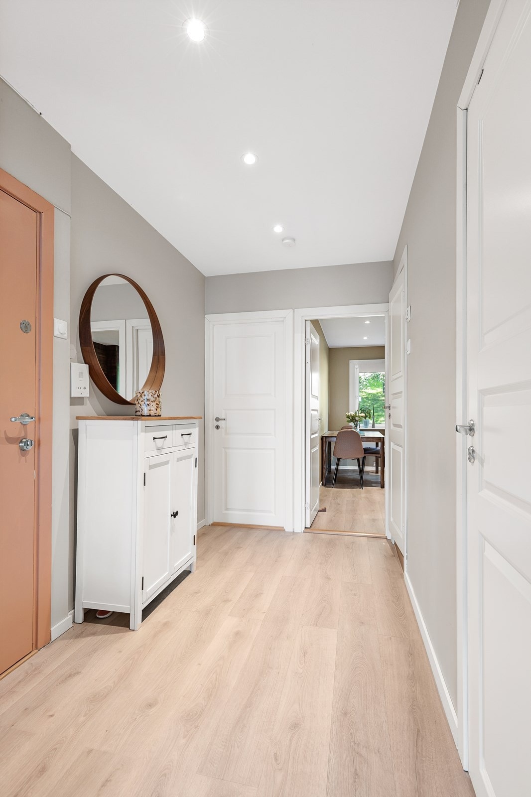 Leilighetens entré er innbydende og har adkomst til alle rom i leiligheten. her er det plass til oppheng av tøy og oppbevaring av sko. Galleribilde