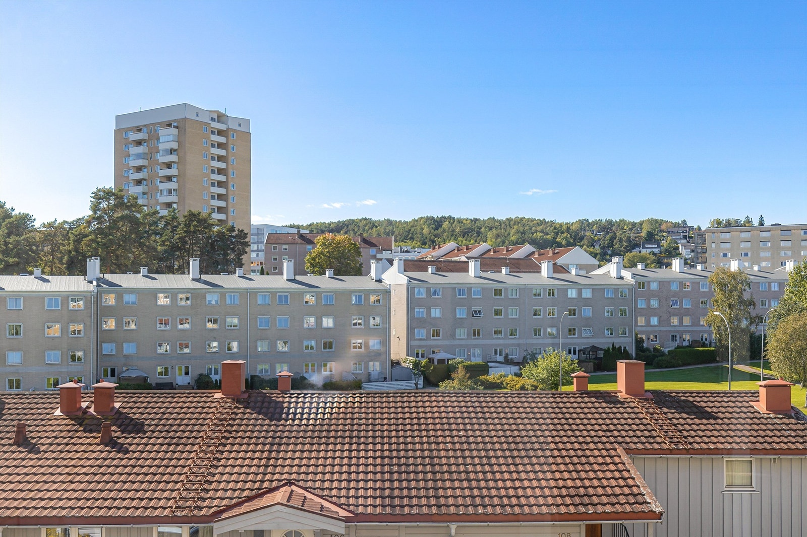 Fra balkongen er det utsikt over borettslaget. Galleribilde