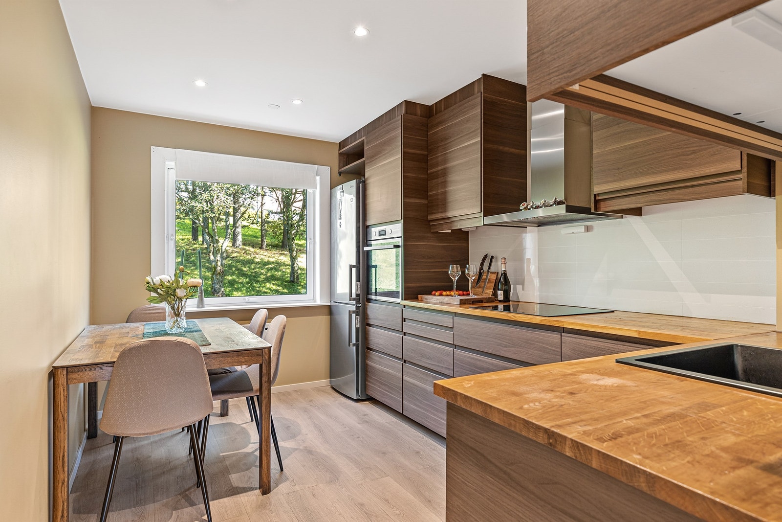 Videre inn i leiligheten finner man kjøkkenet, holdt i en separat løsning som skaper en fin sone for matlaging. Galleribilde