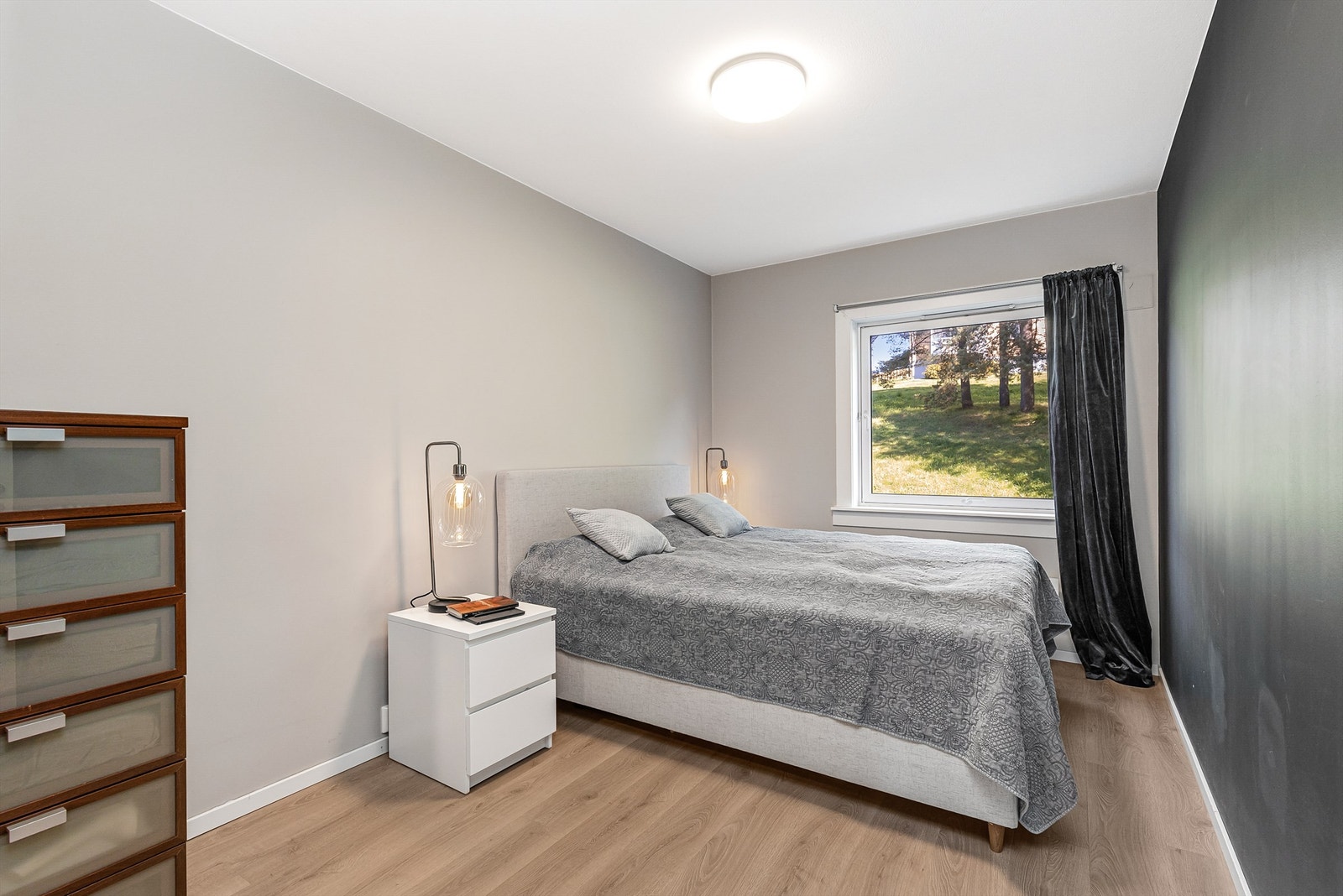 Leilighetens soverom er av god størrelse med plass til innredning av dobbeltseng med tilhørende nattbord og kommode. Galleribilde