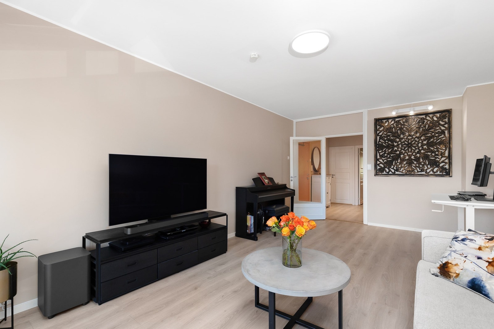 Stuens gode størrelse gjør det enkelt å innrede med flere soner. Galleribilde