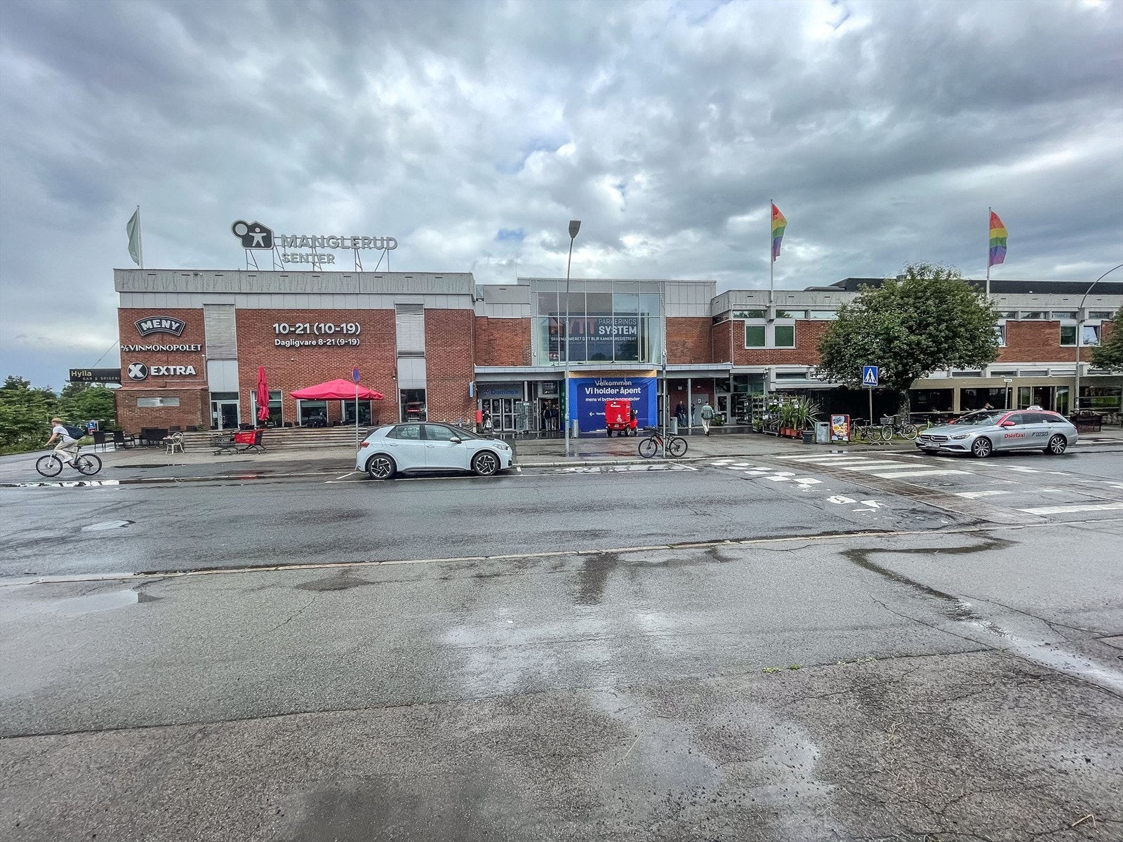 Manglerud senter ligger en gåtur på 6 minutter unna leiligheten, og har flere butikker og tjenester å benytte seg av i hverdagen. Galleribilde