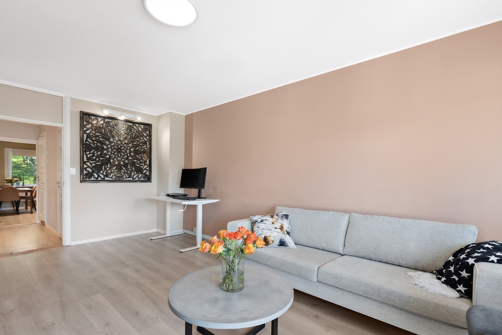 I leilighetens romslige stue kan det innredes med blant annet sofa med tilhørende stuebord og annet ønskelig stuemøblement. Galleribilde