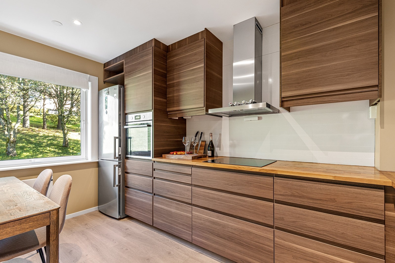 Kjøkkenet er stilfullt med innredning fra 2018 i en moderne og tidløs trekonstruksjon. Skapdører er av glatte fronter og benkeplaten er i heltre. Galleribilde