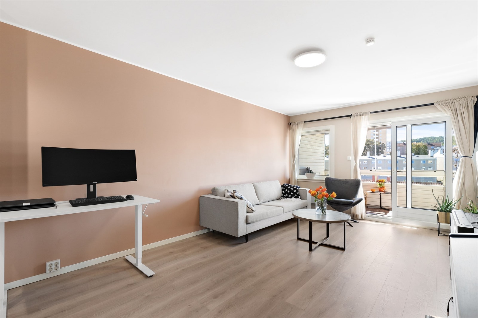 En romslig 2-roms andelsleilighet beliggende i 2.etasje med rolig atmosfære og gjennomgående god standard. Perfekt for de som ønsker å nyte både det beste av byliv og natur. Galleribilde