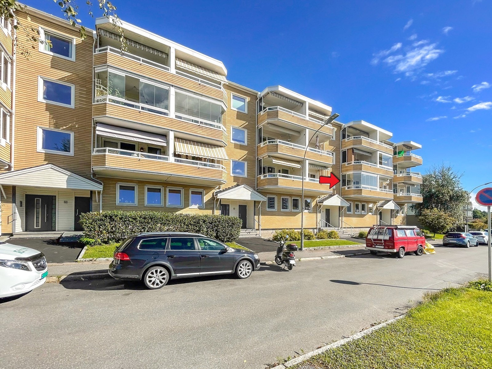 Leiligheten er tilknyttet Byggveien Borettslag, et trivelig og velholdt borettslag i en stille enveiskjørt gate sentralt på Manglerud. Borettslaget består av 149 leiligheter. Galleribilde