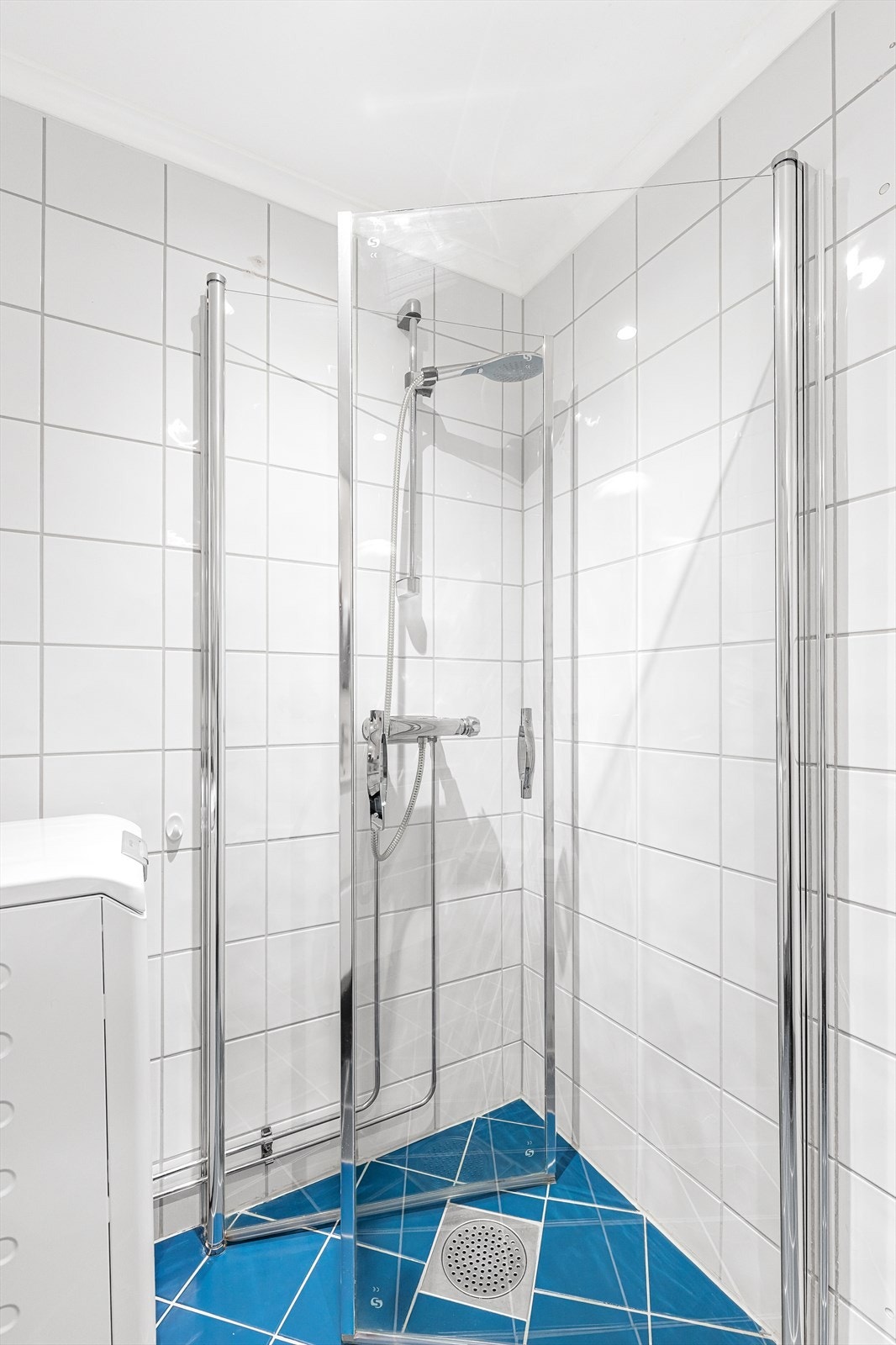 Videre er det også dusjhjørne med dusjdører i glass, og det er opplegg for vaskemaskin. Det er varme i gulvet. Galleribilde