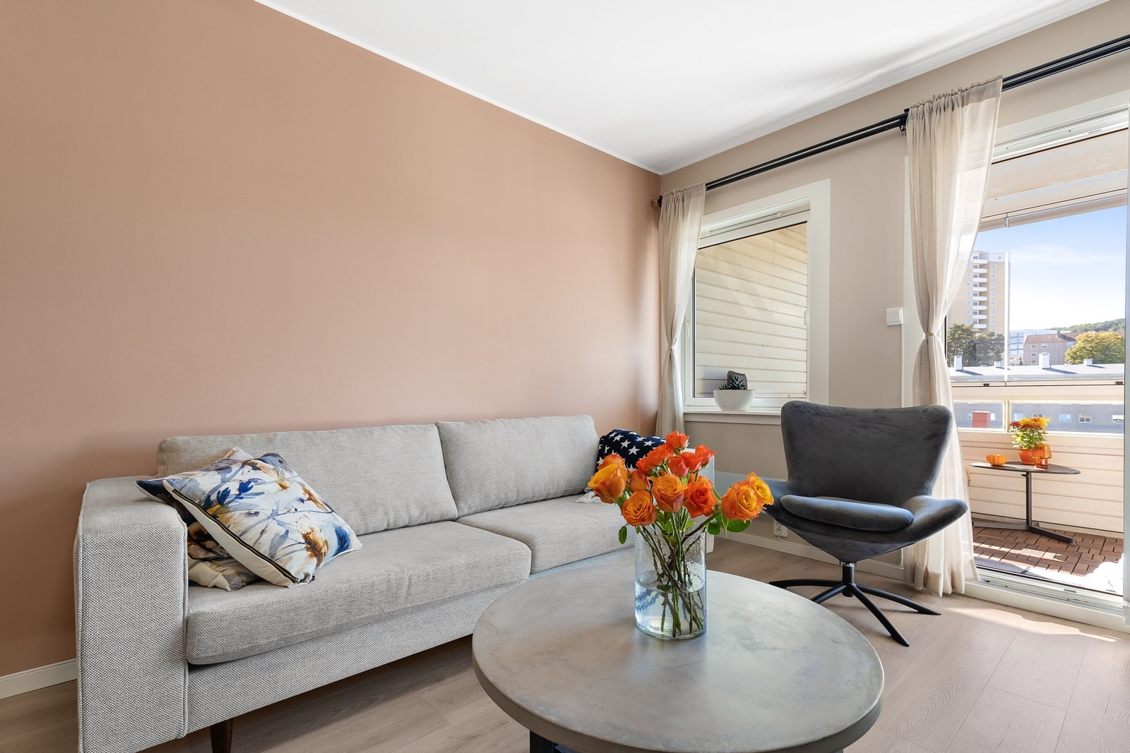 Hele leiligheten er malt i lyse, stilrene nyanser som skaper en åpen og luftig atmosfære. Galleribilde