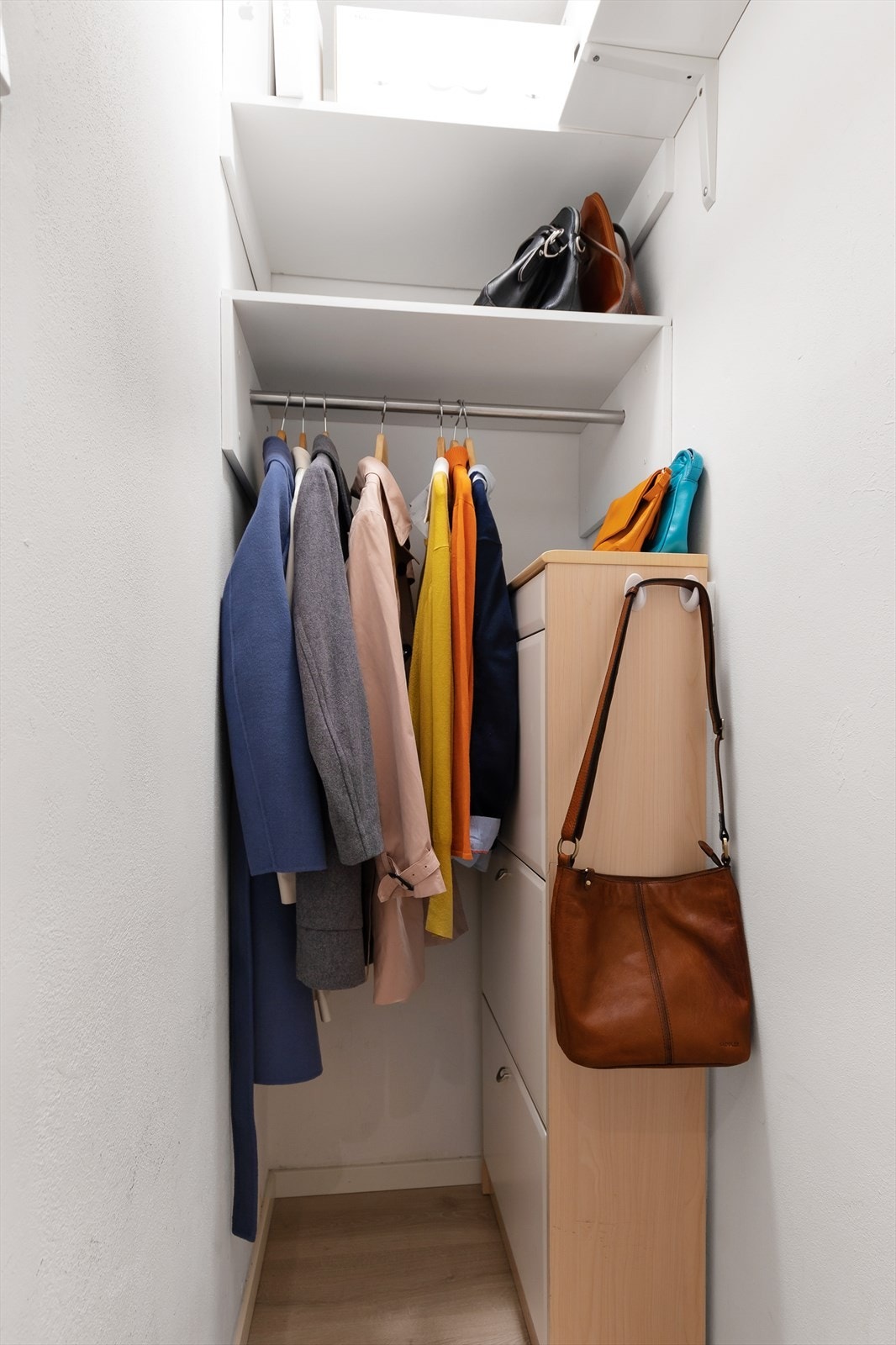En av leilighetens to innvendige boder funker som en yttertøysgarderobe, og er en praktisk løsning for oppbevaring av diverse yttertøy og utstyr. Galleribilde