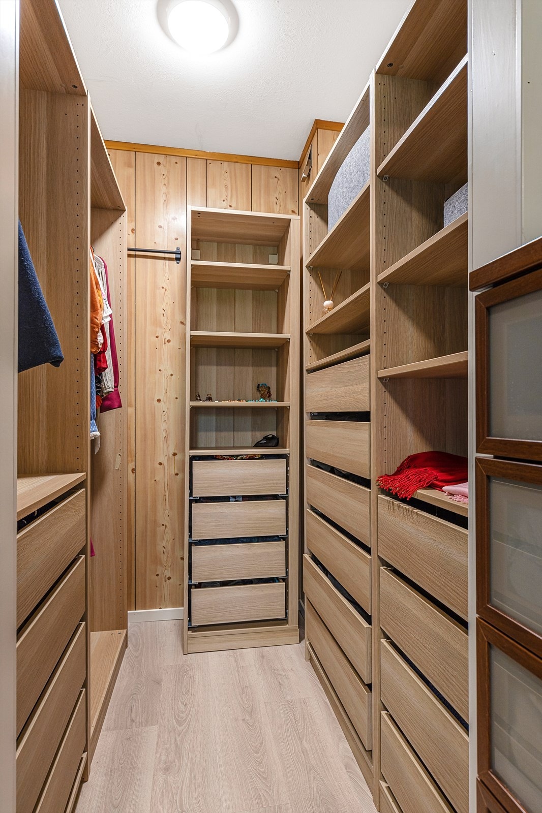 Her kan du skape din drømmegarderobe med mange oppbevaringsmuligheter og rikelig med plass. Galleribilde