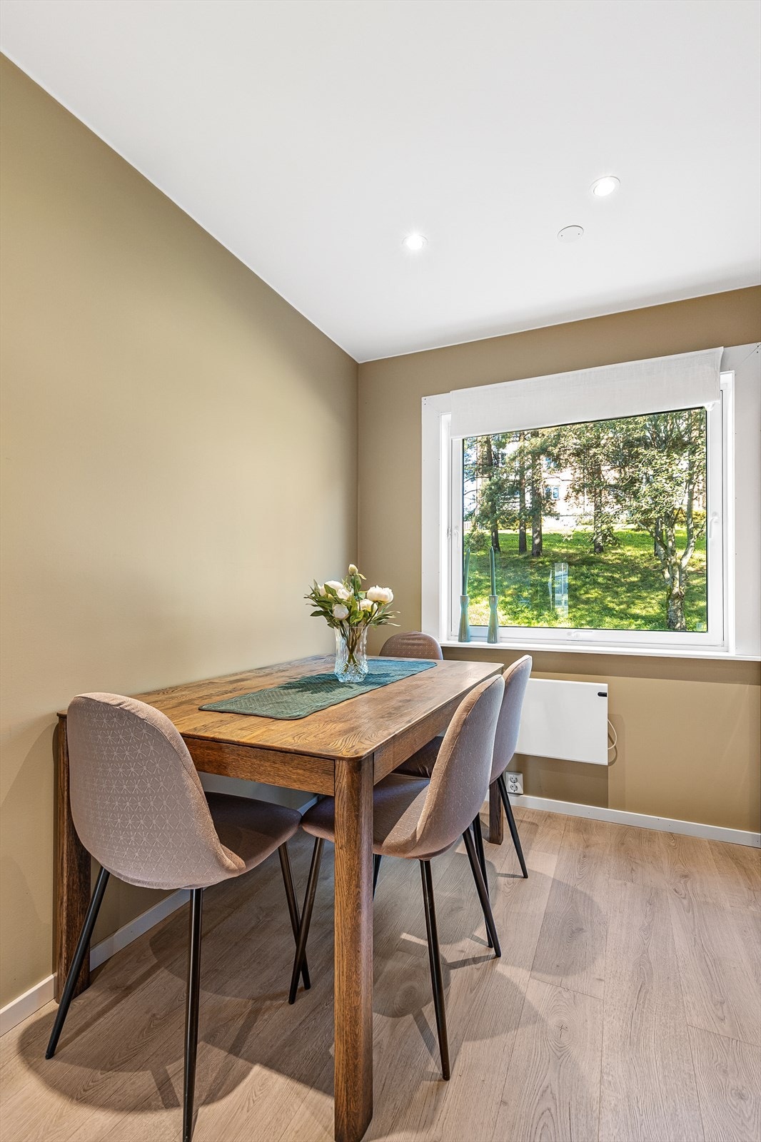 Her er det muligheter for å innrede med en hyggelig spisegruppe, en perfekt plass å nyte morgenkaffen. Galleribilde