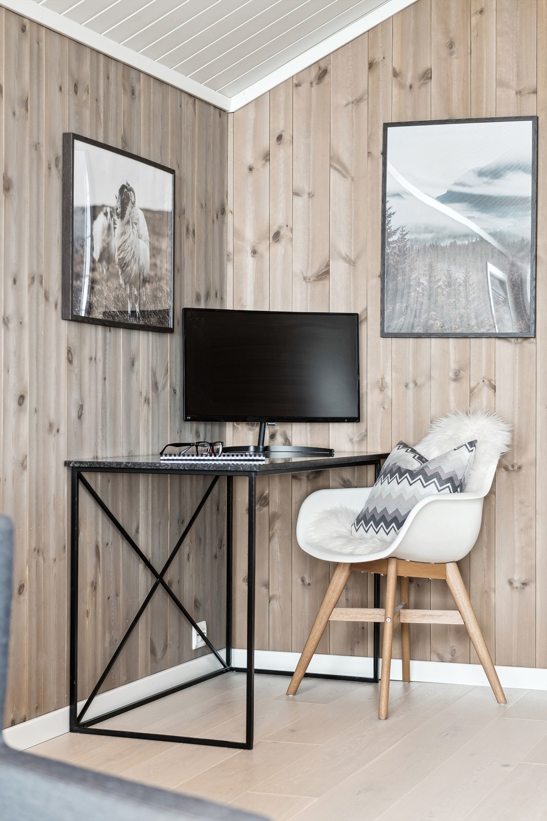 På oppstuen er det også plass til en liten kontorplass Galleribilde