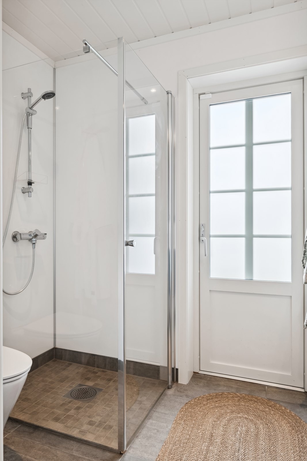 Bad ved soverommene har innredning, toalett og dusjnisje med glassdører Galleribilde