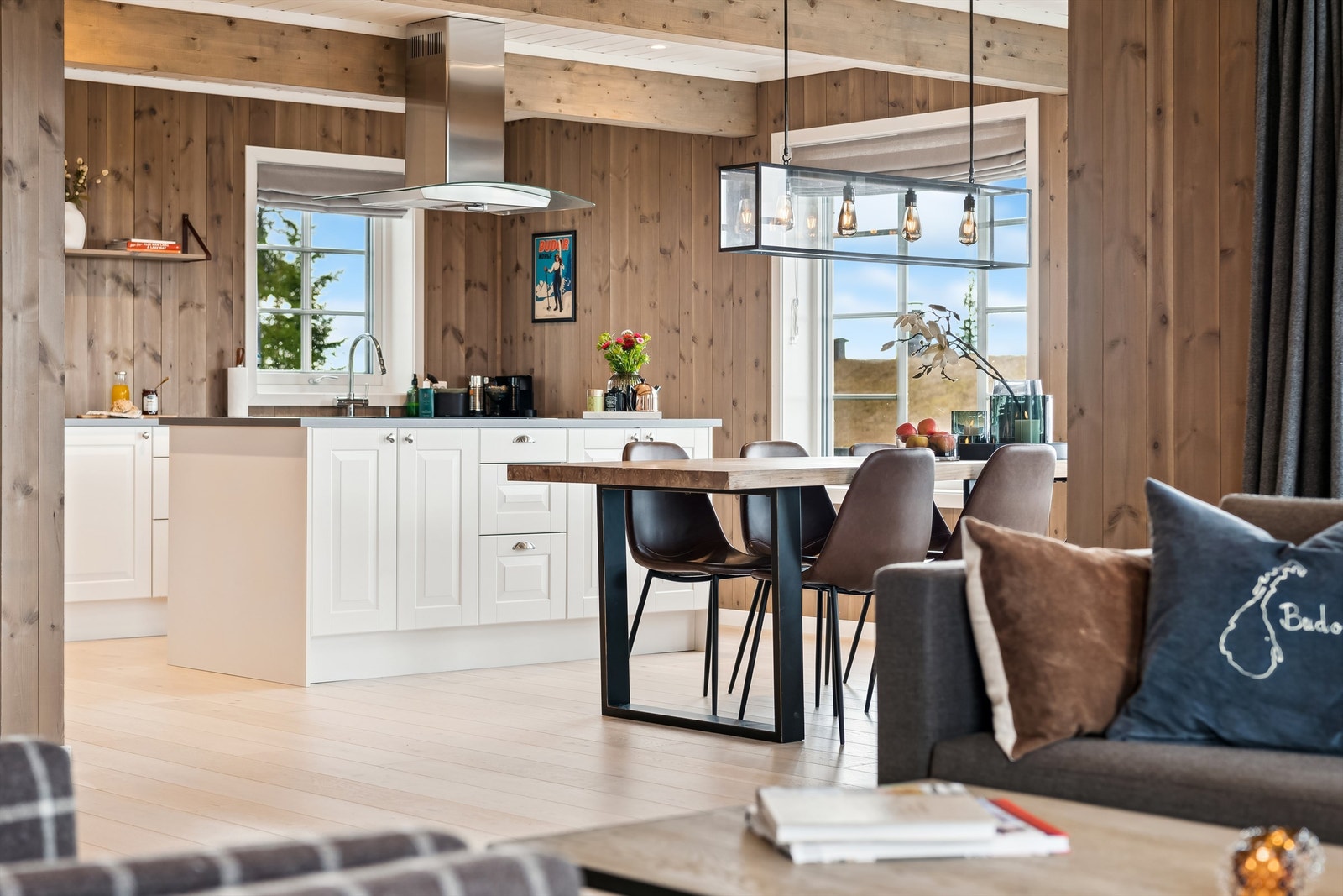 Kjøkken har åpen løsning med stuen. Den flotte kjøkkenøya danner et naturlig skille mellom kjøkken og stuedel Galleribilde