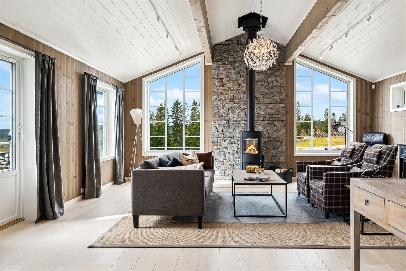 Trivelig stuestemning med god takhøyde som gir en god romfølelse! Galleribilde