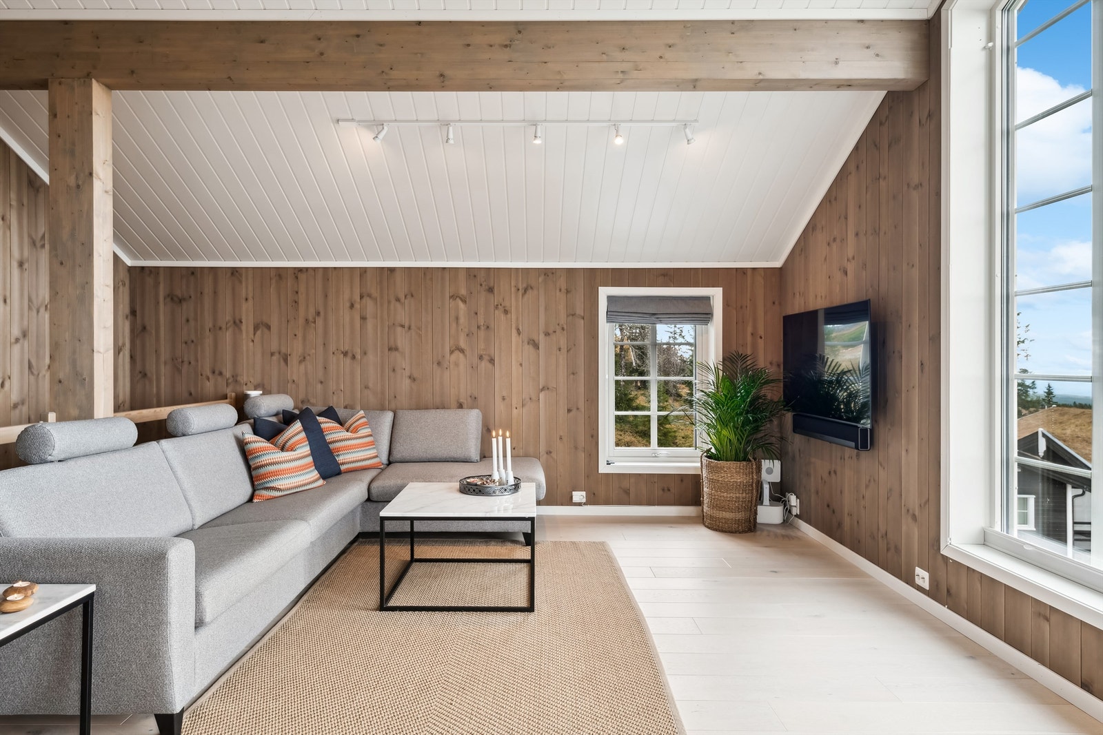 Praktisk med stuer i begge etasjer når hele familien koser seg på fjellet Galleribilde