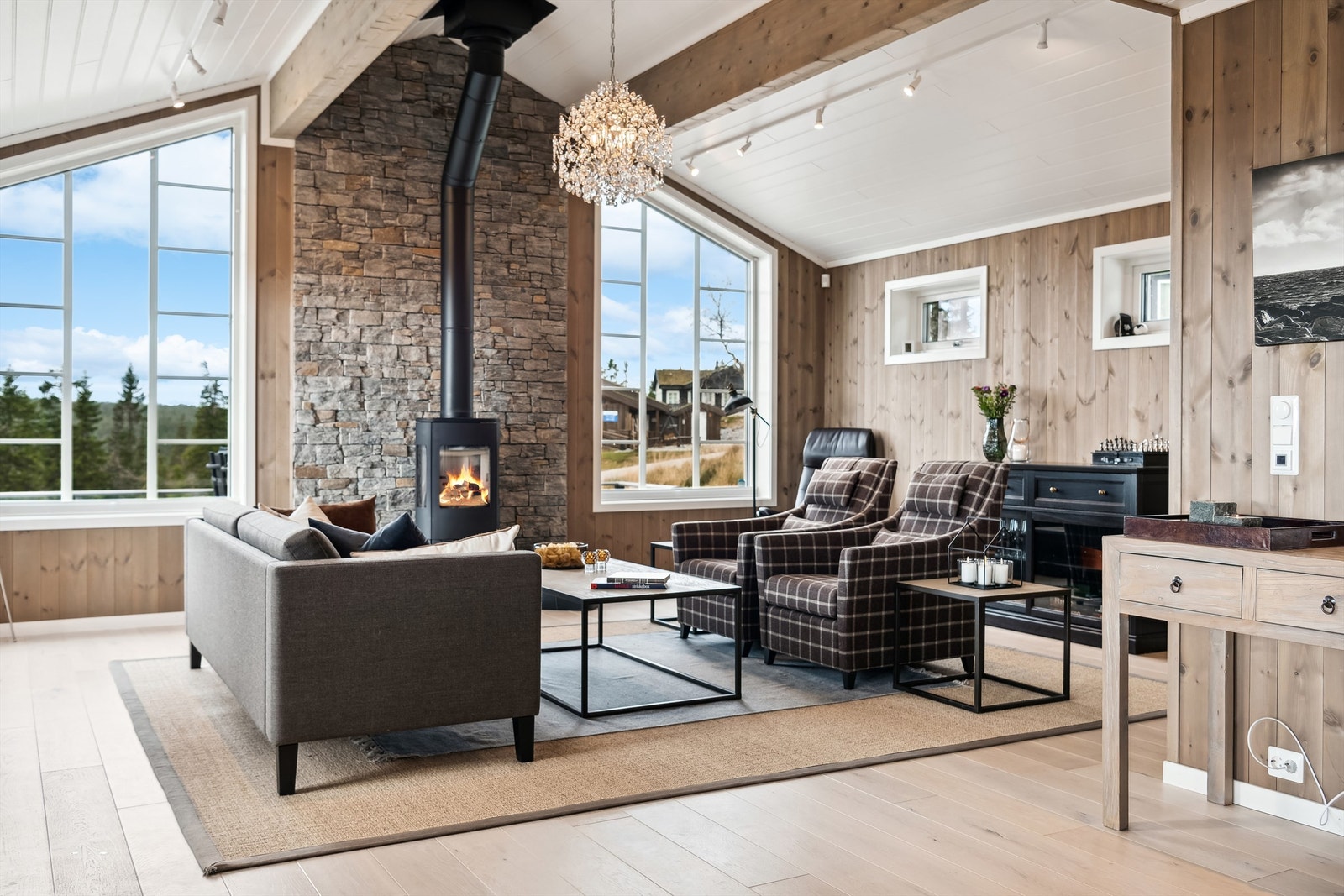 Stuen er romslig og har spennende vindusløsninger som slipper inn masse naturlig lys Galleribilde