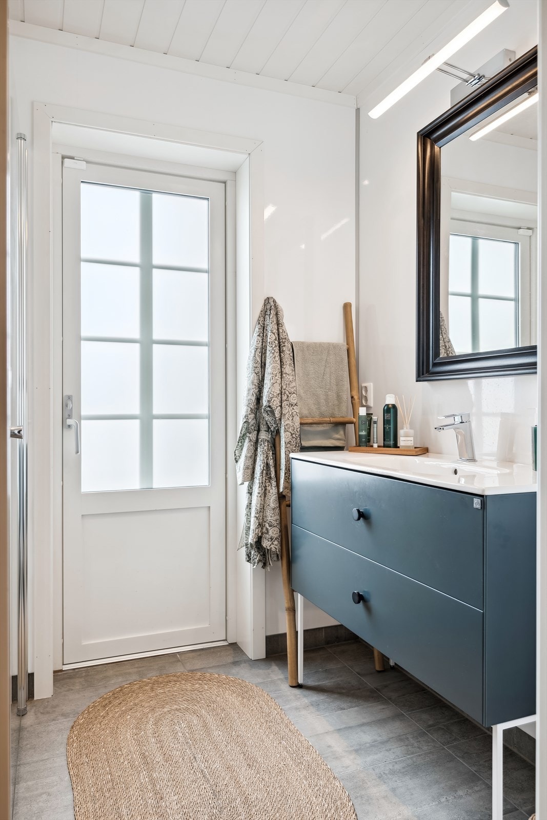 Bad 1 ved soverommene i 1. etasje med balkongdør ut til terrassen hvor jacuzzien er plassert Galleribilde