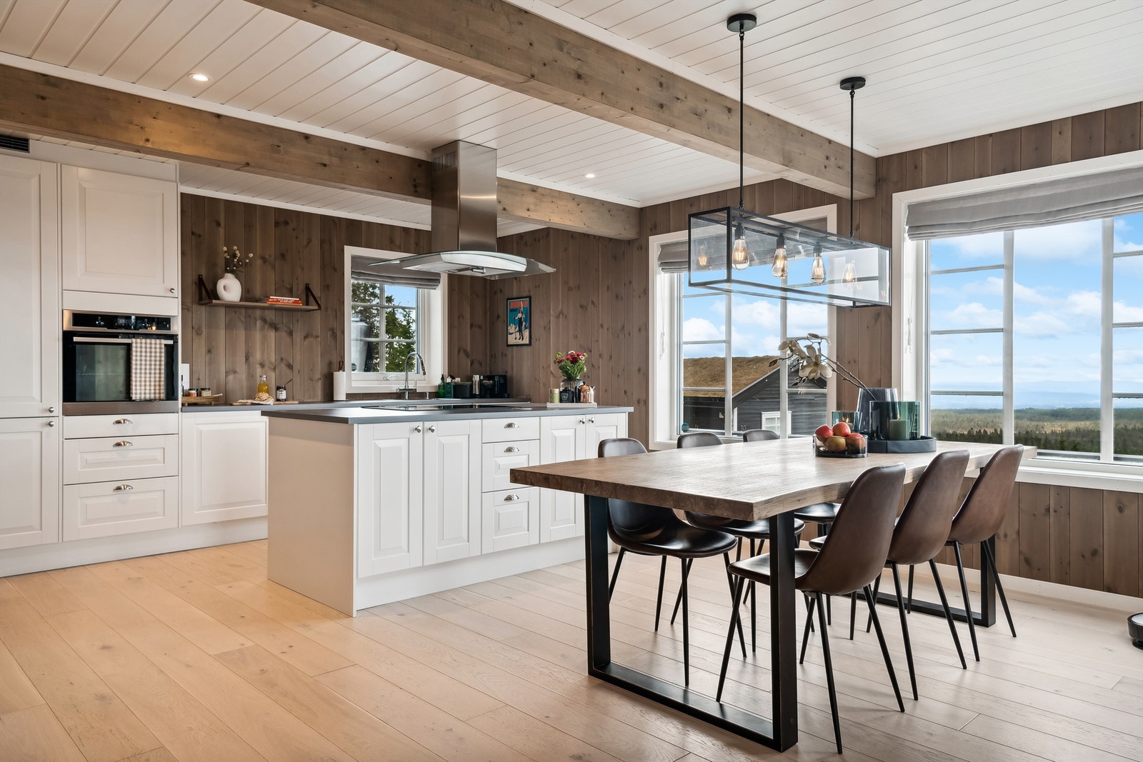 Klassisk innredning med alle hvitevarer integrert, også vinskap Galleribilde