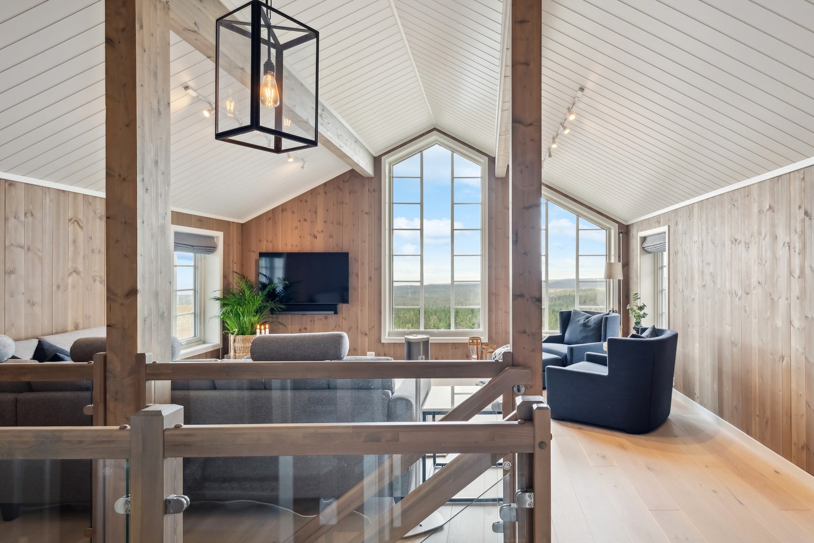 Flott oppstue med spennende vindusløsning - glass fra gulv til tak og en veldig god takhøyde Galleribilde