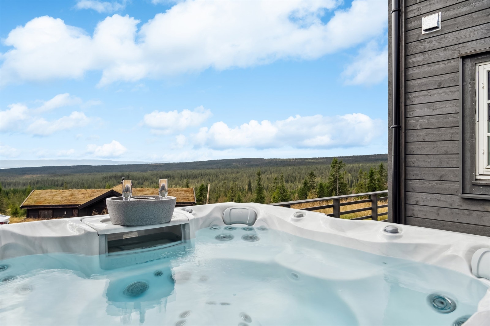 Deilig med "spaavdeling" med jacuzzi som kan nytes hele året. Utgang fra et av hyttas bad Galleribilde