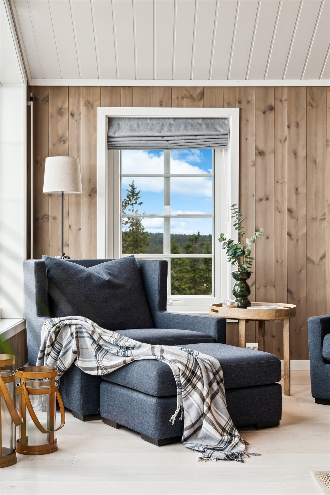 Koselig lesekrok på oppstuen hvor man også kan nyte utsikten Galleribilde