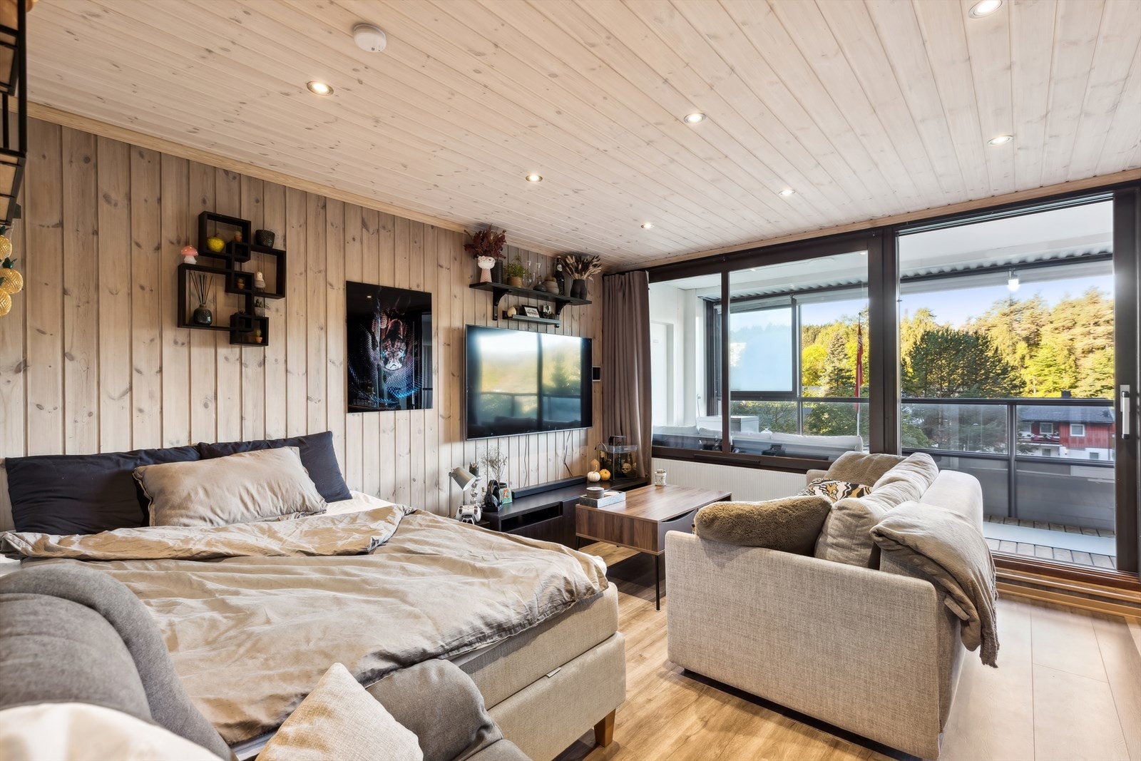 Store vindusflater slipper inn mye lys og gir en følelse av ekstra romslighet. Galleribilde