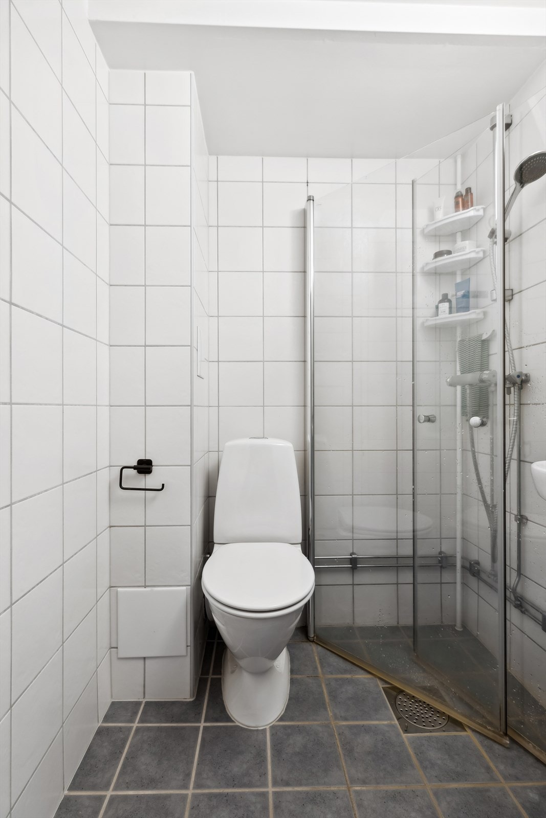 Som på kjøkkenet er det også opplegg for vaskemaskin på badet. Det er mekanisk ventilasjon som er felles i blokka. Galleribilde