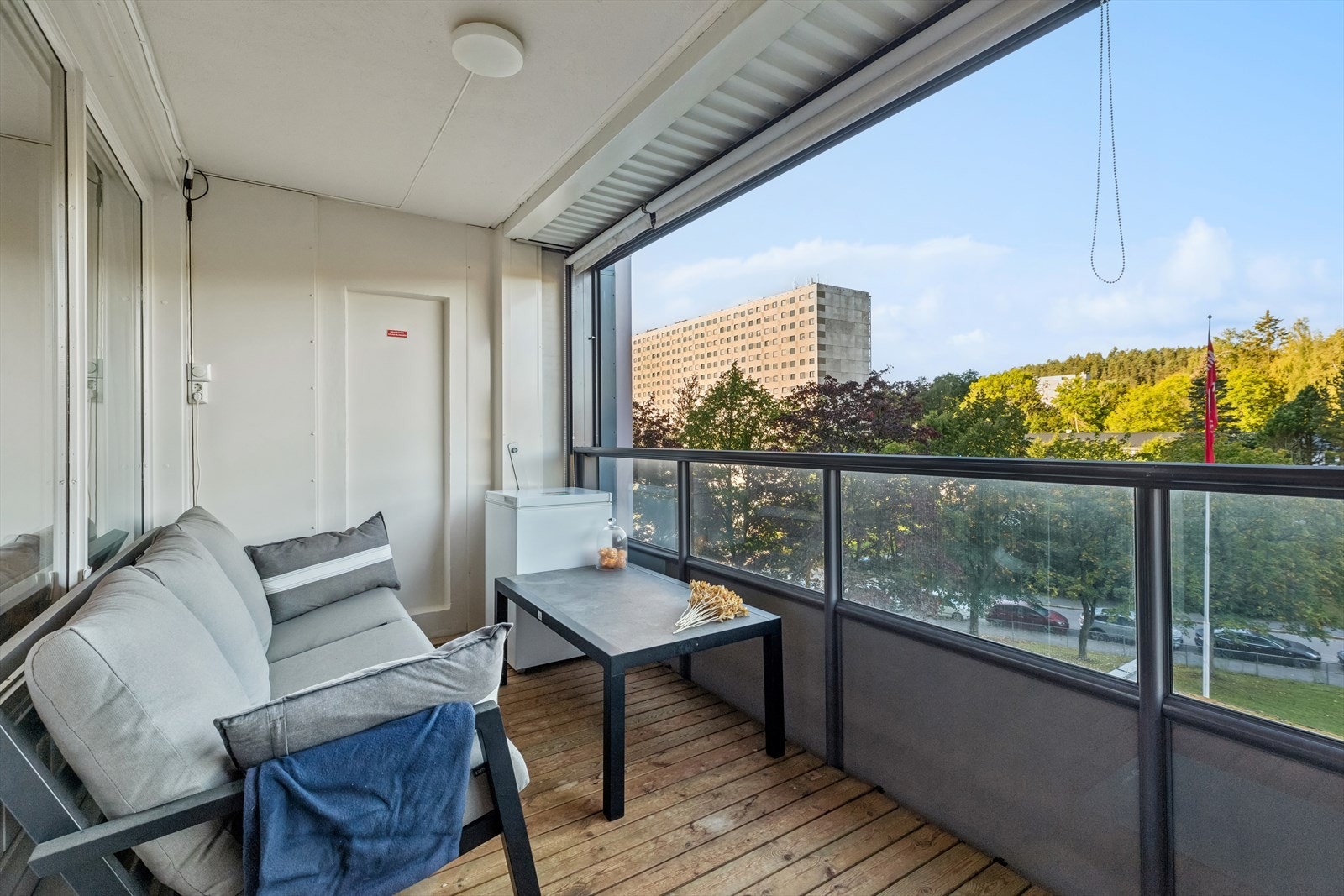 Fra stue/kjøkken er det adkomst til en innglasset balkong på ca. 11m². Galleribilde