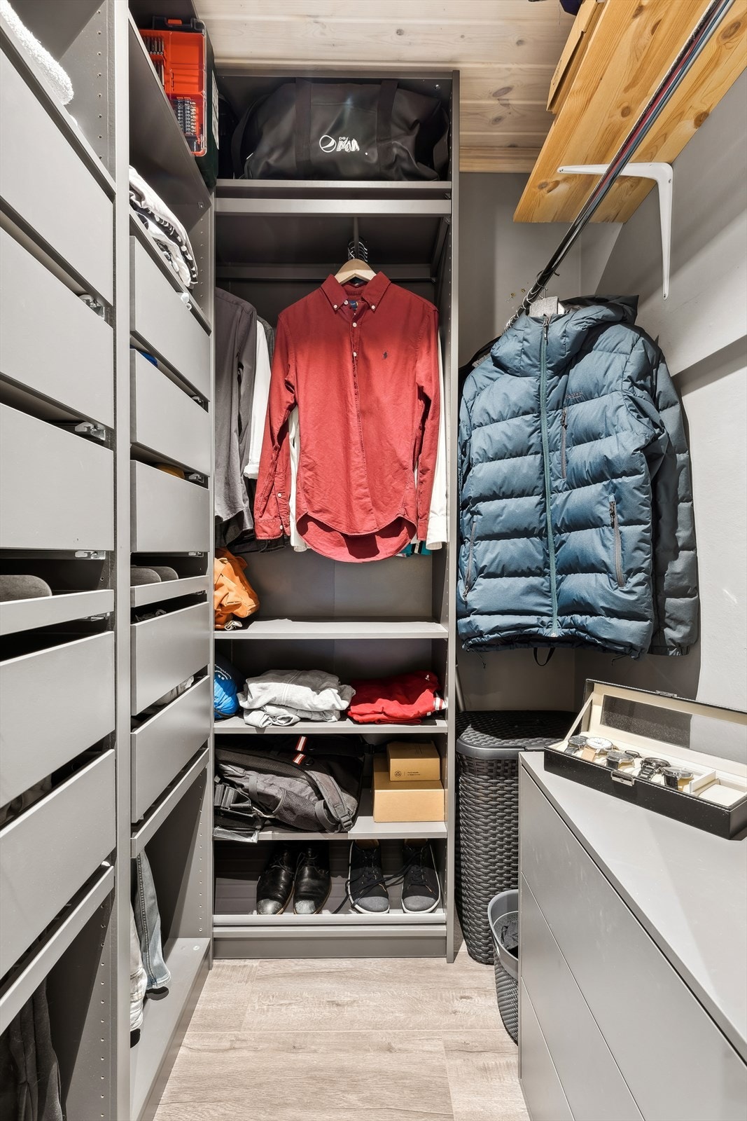 Walk-in closet gir deg orden i hverdagen med rikelig lagringsplass for klær, sko og annet utstyr. Galleribilde