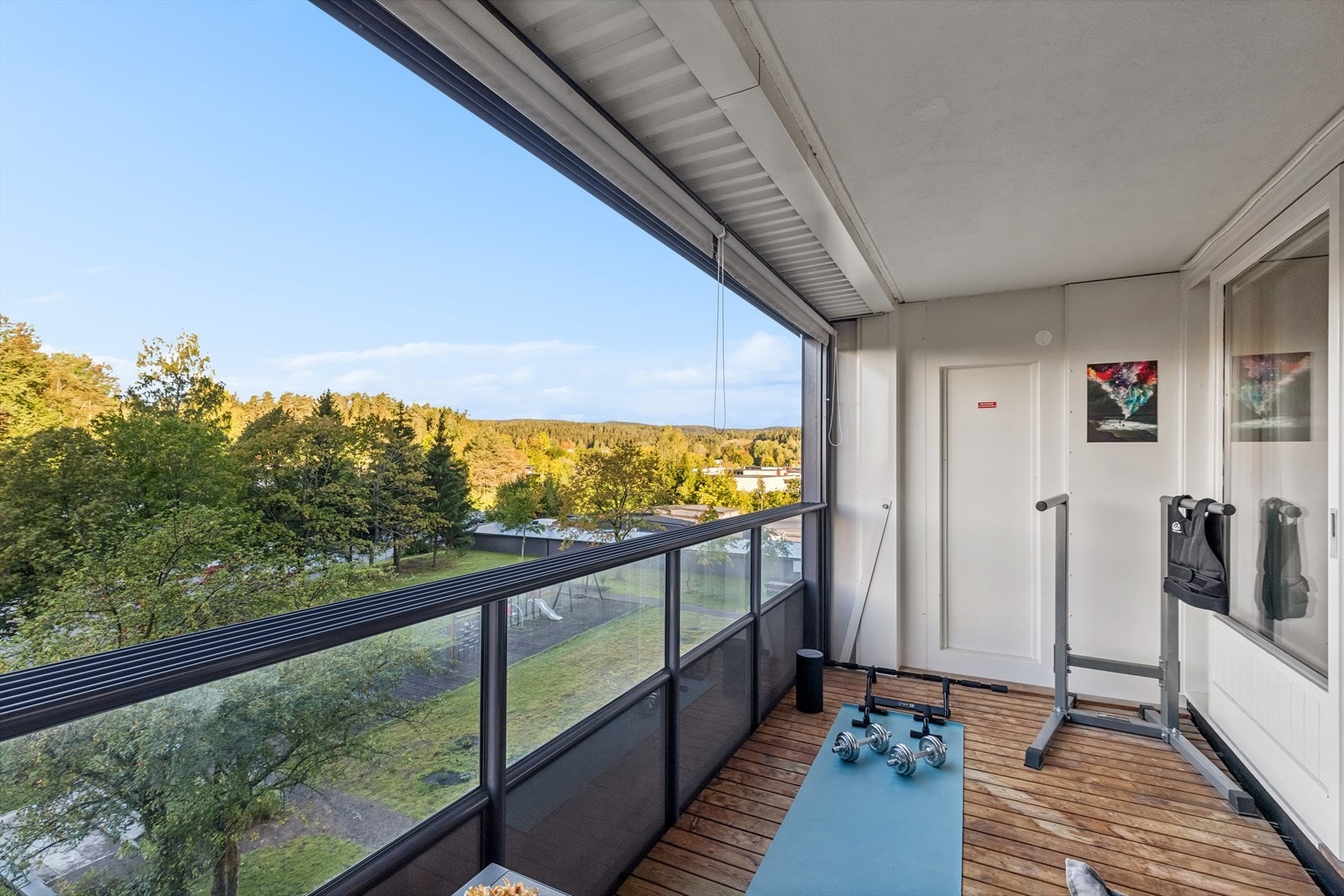 Balkongen fungerer som en naturlig forlengelse av stuen, uansett årstid. Galleribilde