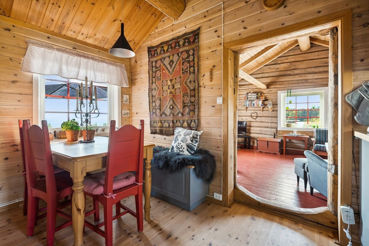Fra kjøkkenet kommer du videre inn til stuen. Galleribilde