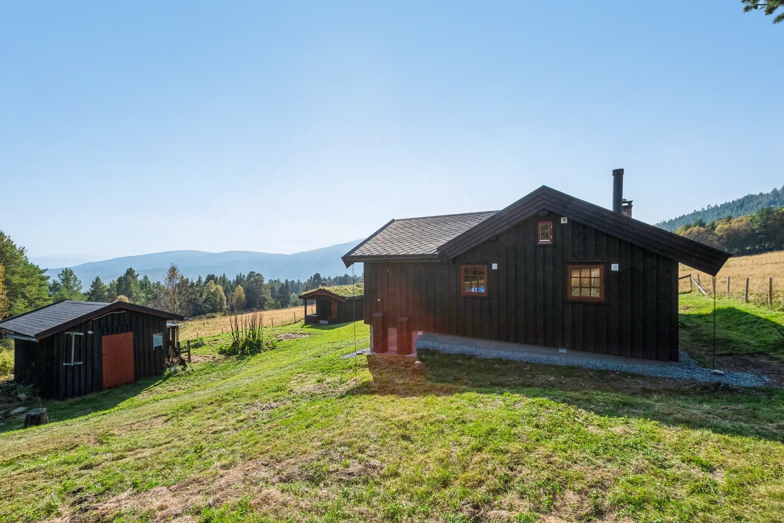 Koselig hyttetun bestående av hytte, anneks og uthus Galleribilde