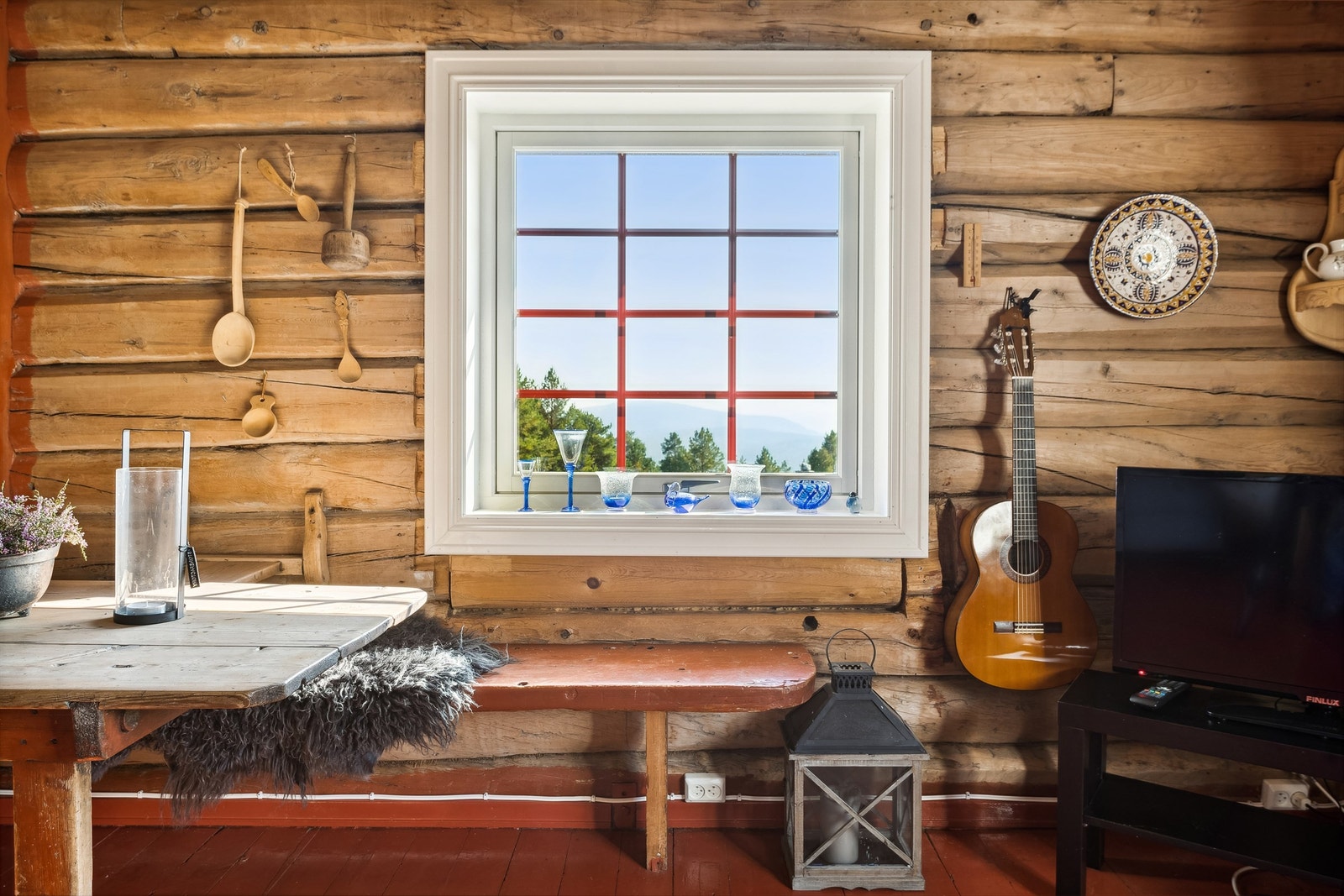 Fra stuen er det flott utsikt utover det landlige området. Galleribilde