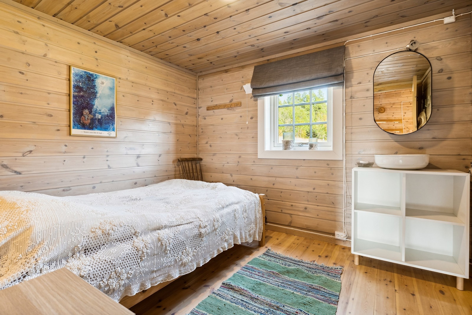 Hytta har to soverom med til sammen 3 sengeplasser. I tillegg er det hems i hytta og et anneks Galleribilde