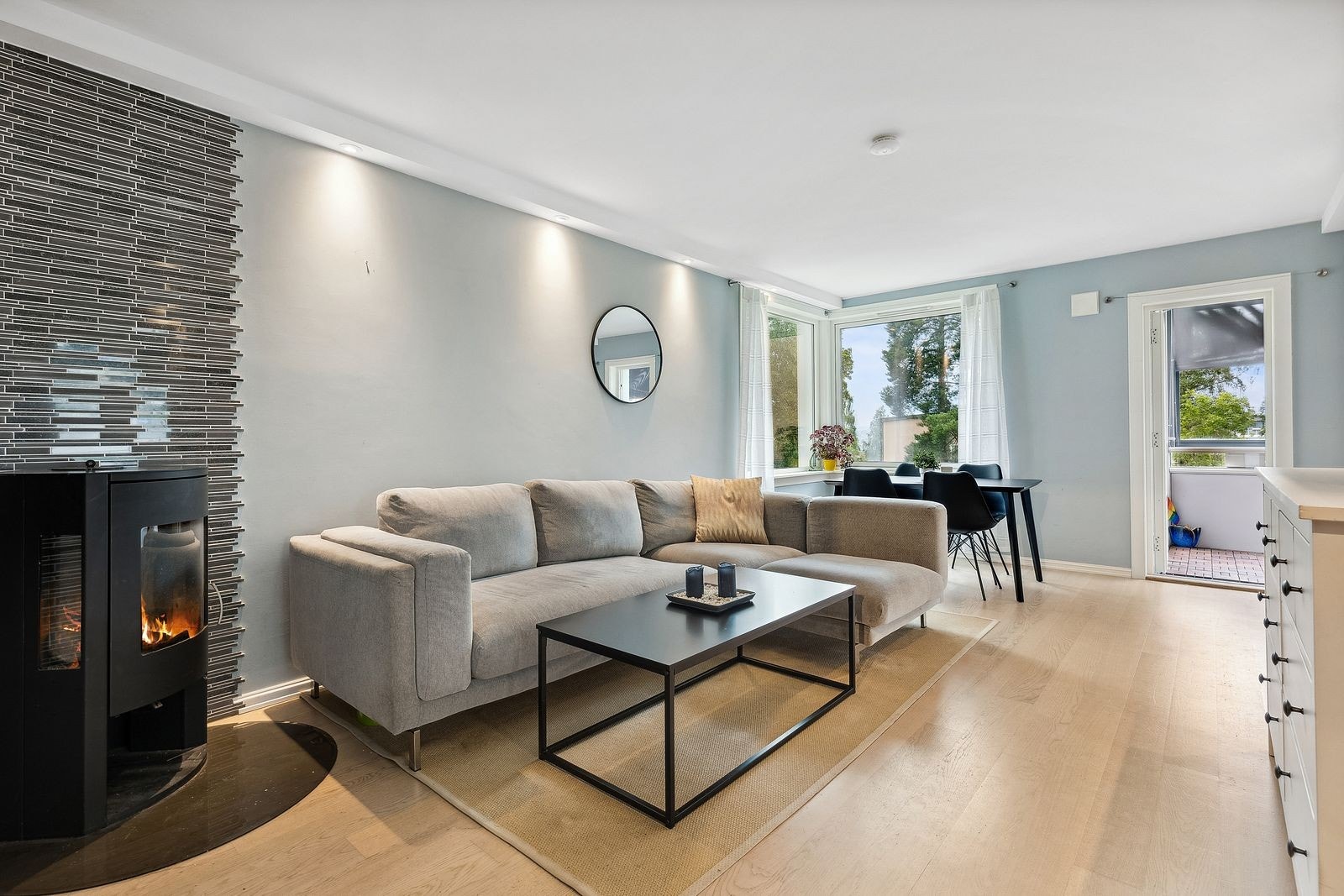 Pen og lys stue med med peis. Galleribilde