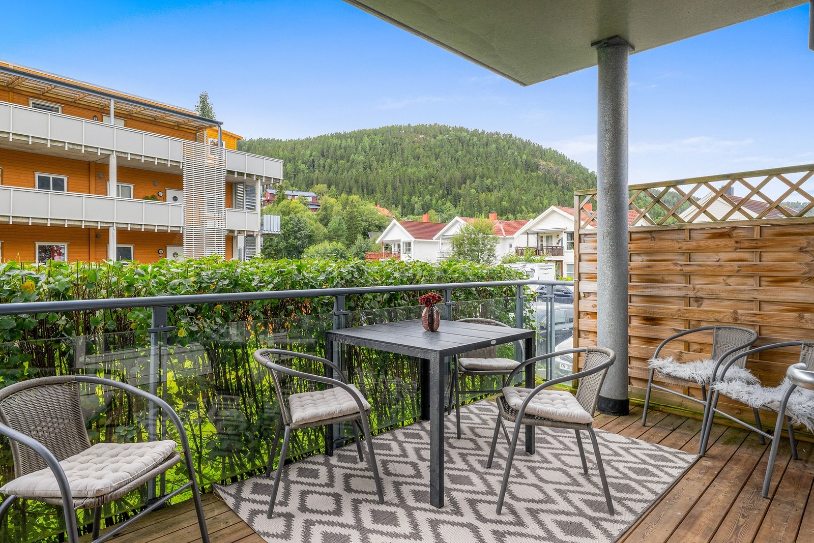 Skjermet terrasse som innbyr til både hygge og avslapning Galleribilde
