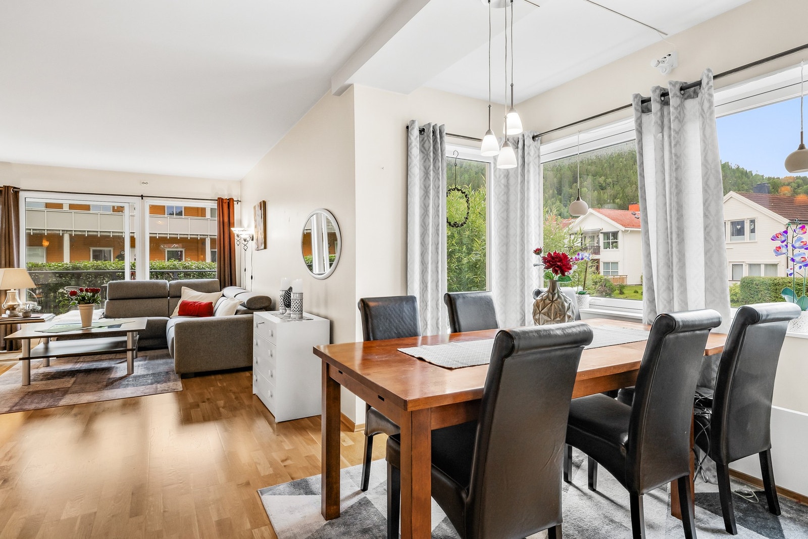 Hyggelig sone for spisegruppe Galleribilde