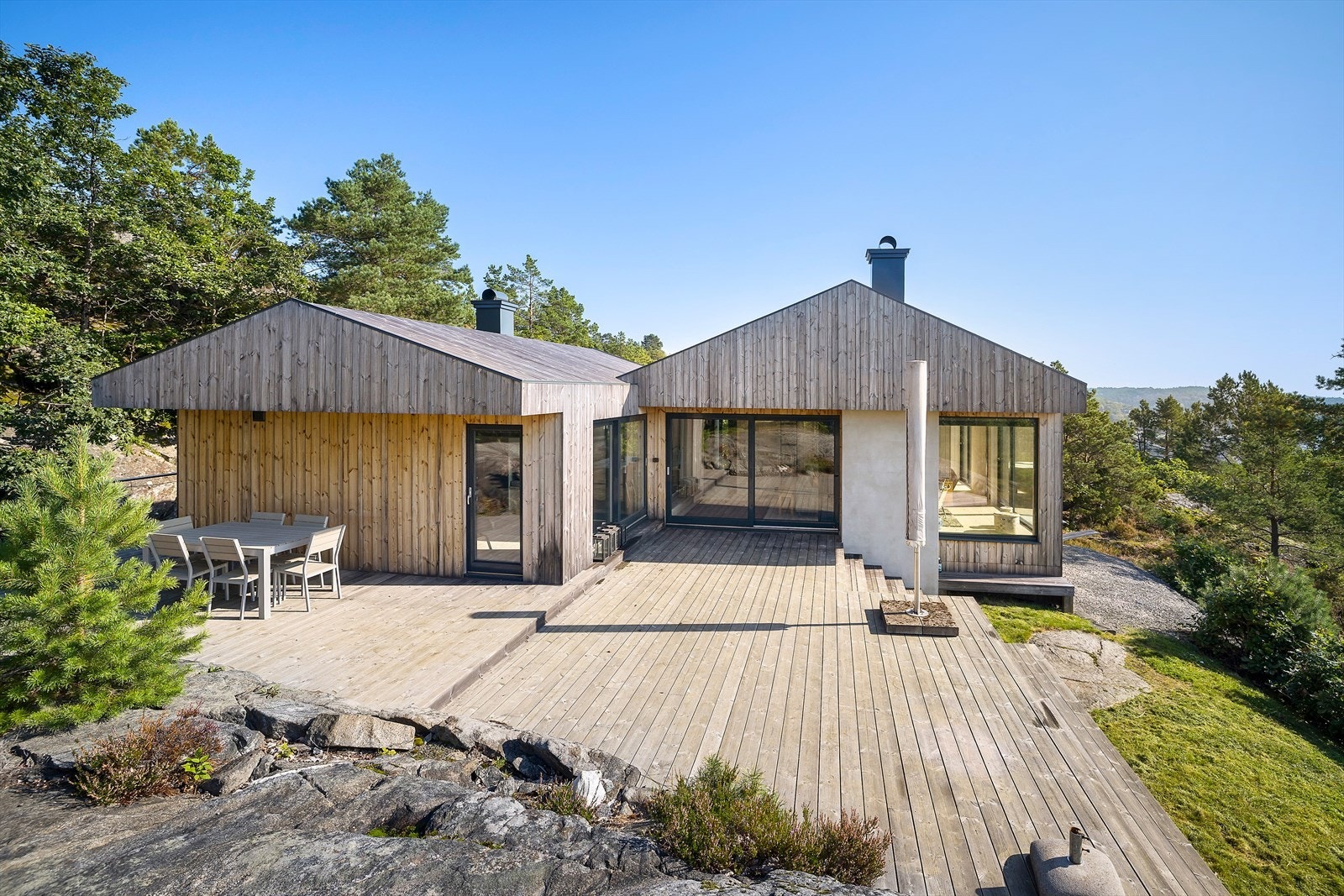 Nyere og moderne familiehytte med gode sol- og utsiktsforhold Galleribilde
