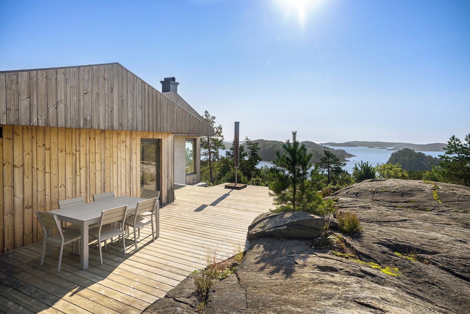 Stort terrasseområde med plass til flere sittegrupper Galleribilde