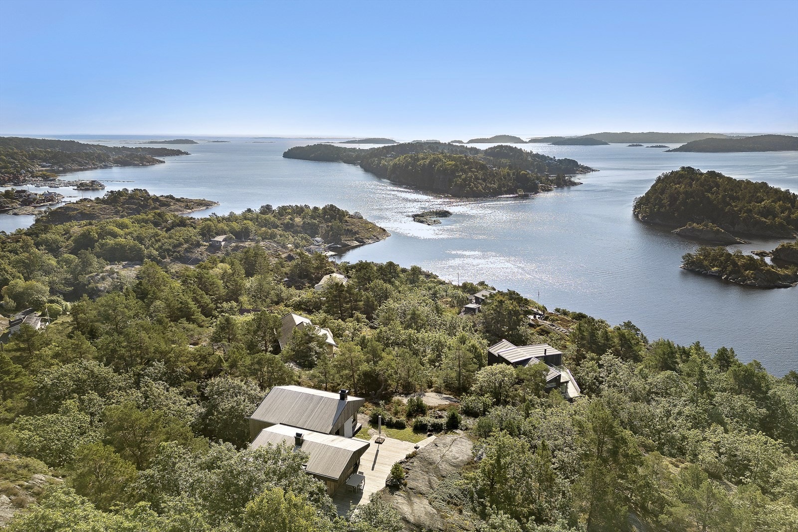 Det er en kort båttur til en av landets fineste skjærgårder med Stråholmen, Jomfruland og en rekke andre flotte øyer, samt en kort båttur til sommerlivet som finnes i Kragerø Galleribilde