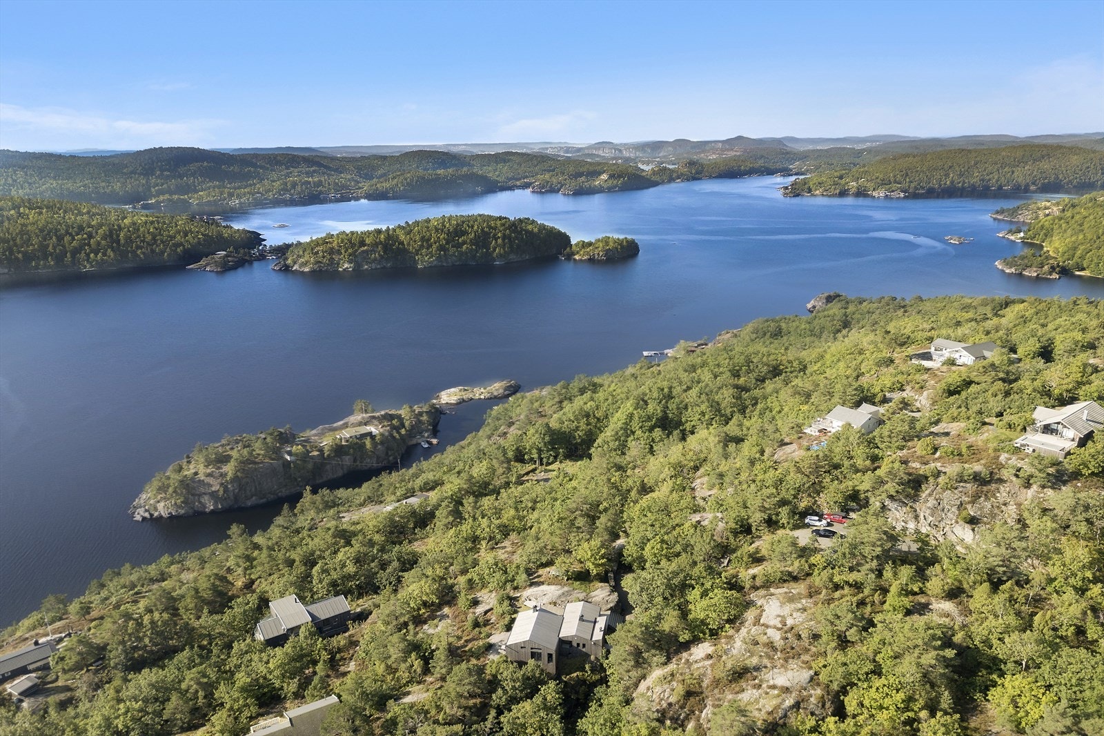 Parkering til høyre for hytta Galleribilde
