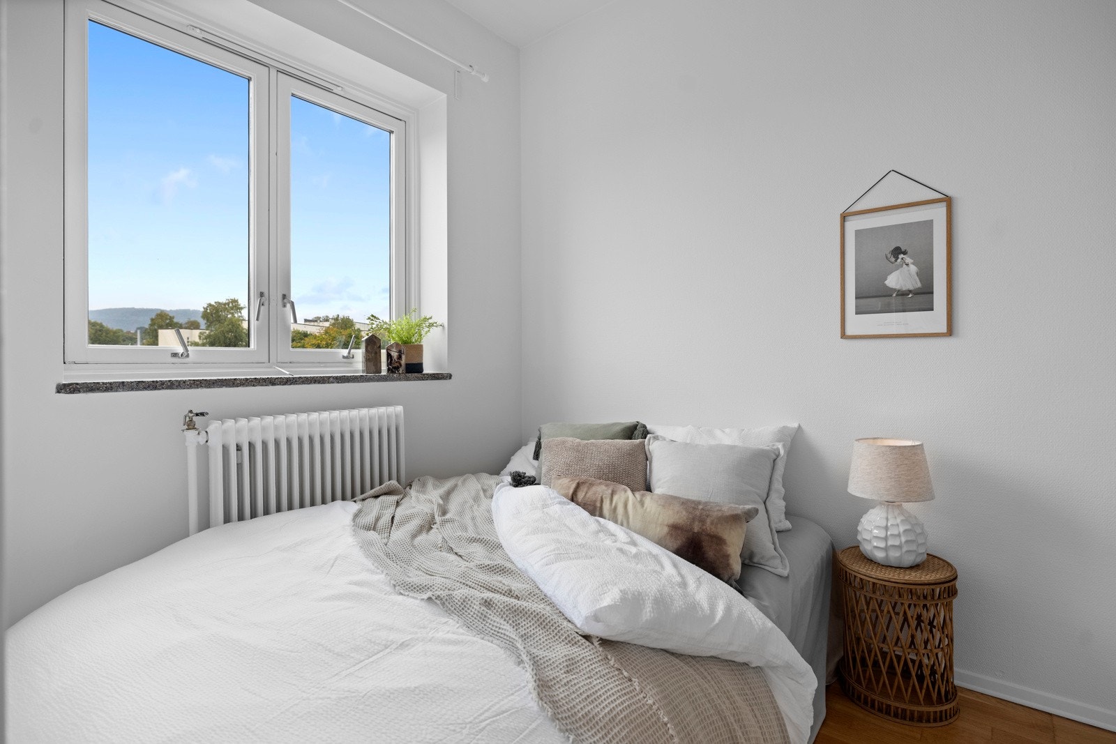 Soverom med plass til dobbeltseng, nattbord og tilhørende garderobeskap. Galleribilde