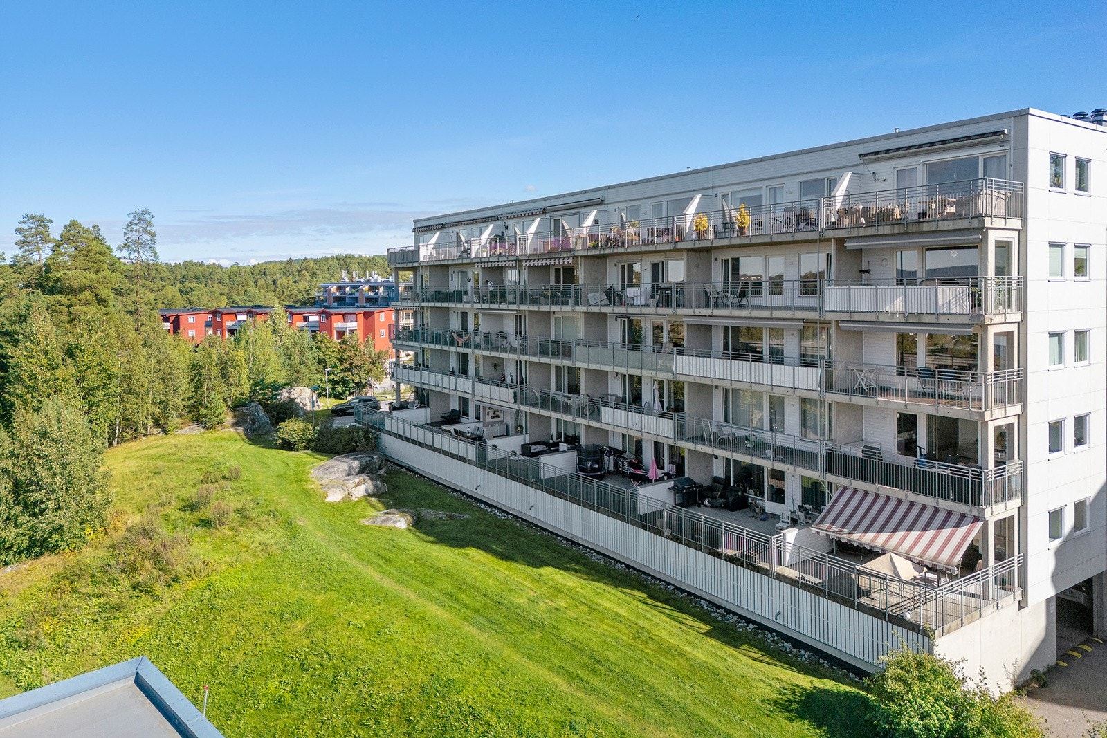 Leiligheten ligger i rolige og flotte omgivelser på Mortensrud. Borettslaget ligger på en høyde, omgitt av grønne skogholt med lite trafikk. Galleribilde
