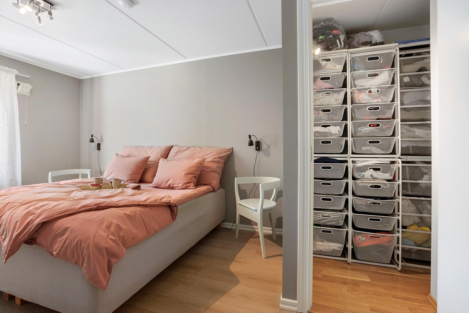 Leiligheten har to gode og lune soverom. Det største soverommet har god plass til dobbeltseng, nattbord og har i tillegg inngang til innvendig garderobe for masse klesoppbevaring. Galleribilde
