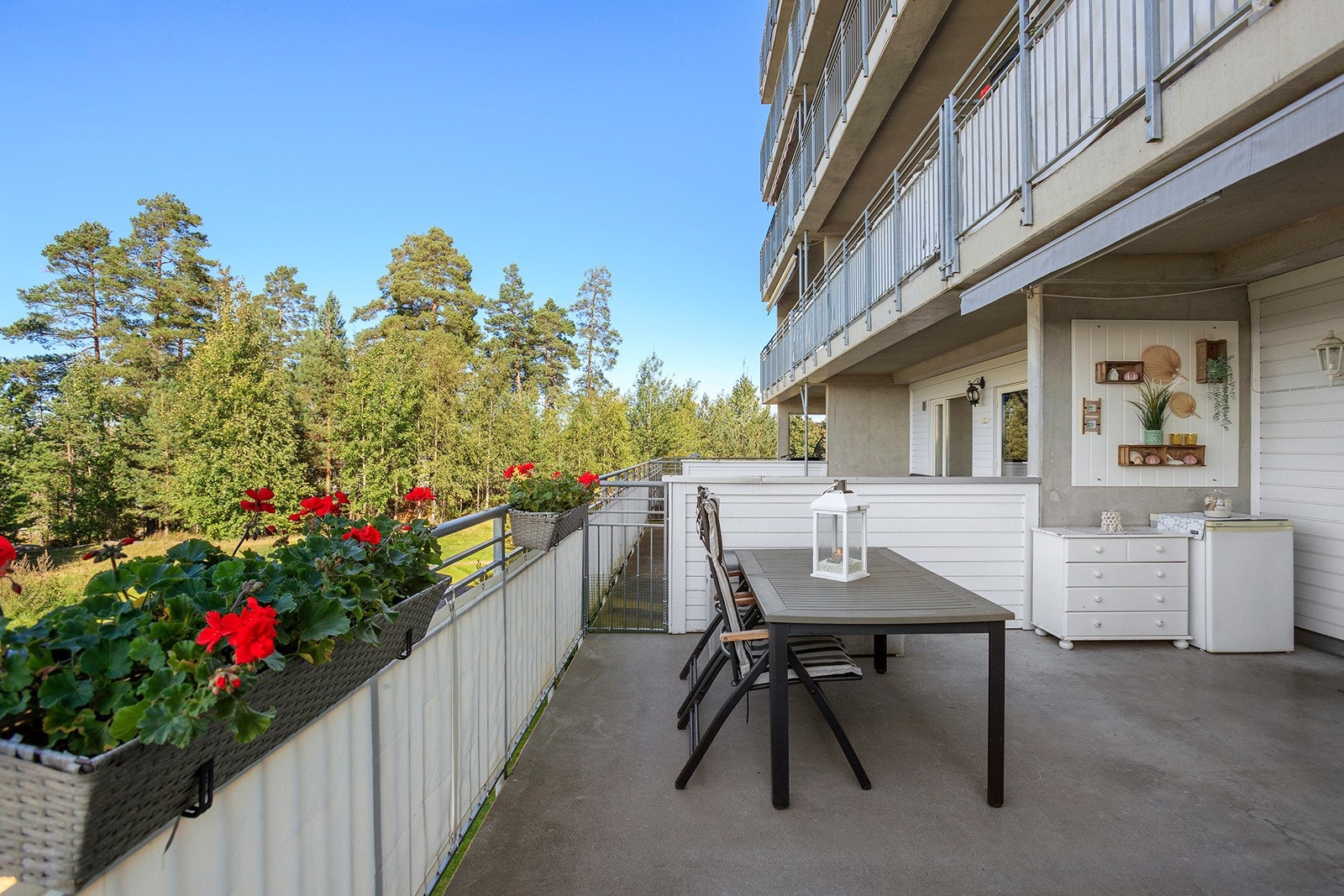 Terrassen er utstyrt med utelys, strømuttak og motorisert markise på balkong med manuell nedsenk i front. Markise montert av scandic markiser. Galleribilde