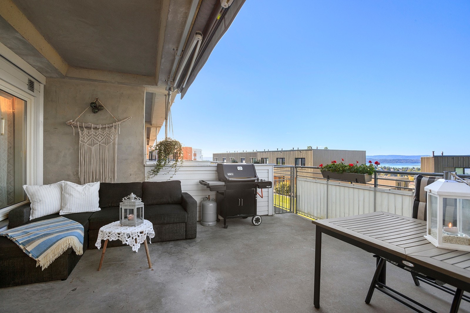 Fra stuen er det utgang til stor delvis overbygget terrasse på hele 24 m2 - Her kan man invitere mange på besøk fra venner og familie til hyggelige sammenkomster. Videre er det god plass til ønsket møblement og grill. Galleribilde