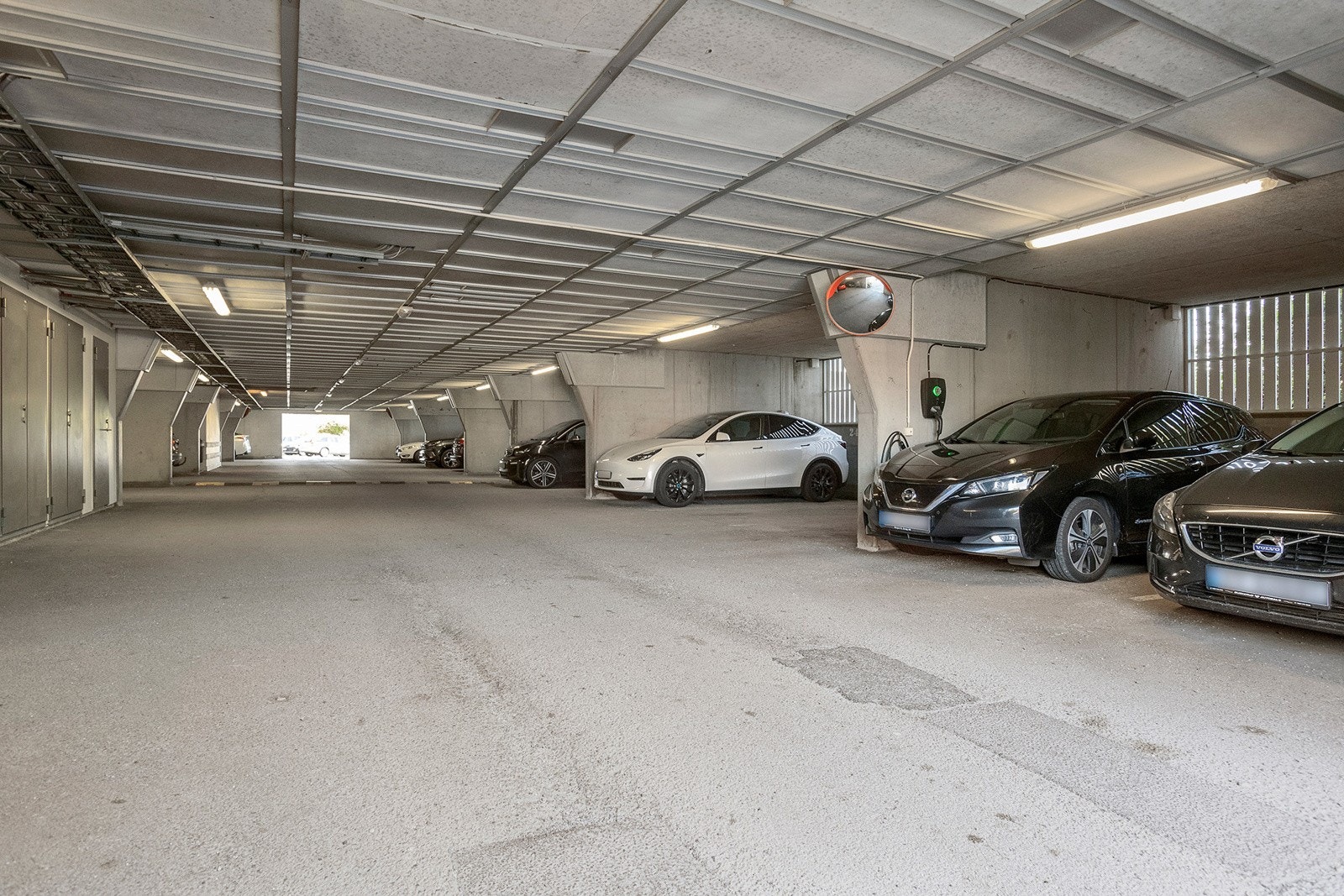 Leiligheten disponerer en privat biloppstillingsplass med el-bil lader i garasjekjeller Galleribilde
