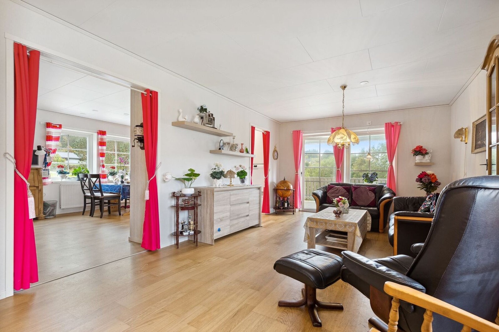 Romslig stue som rommer hele 25,5 kvadratmeter. Galleribilde